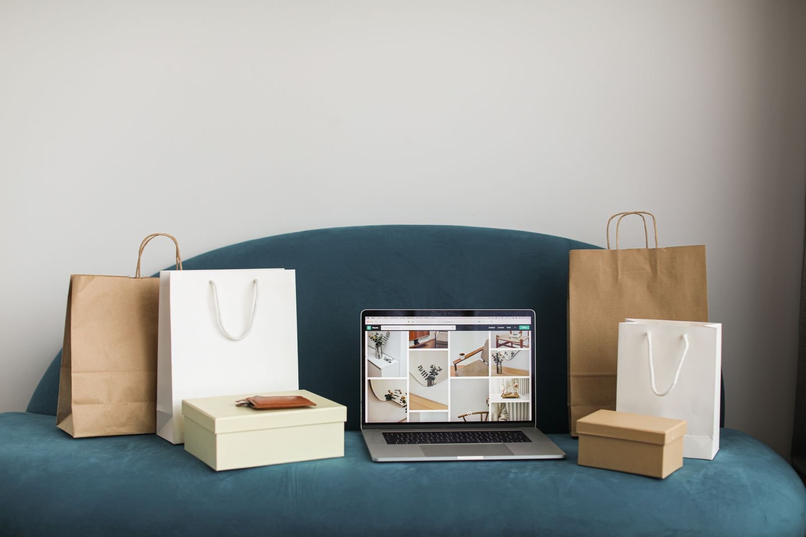 WooCommerce verkkokauppa yritykselle – verkkokaupan ostoskassit ja tuotenäkymä näytöllä
