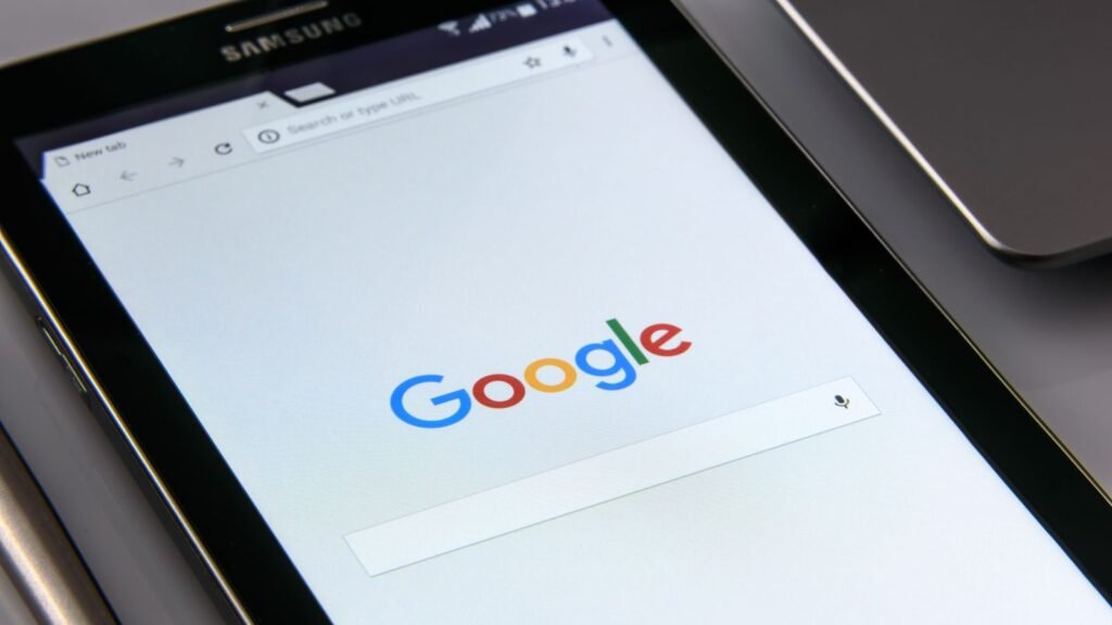 Googlen haku tabletilla – tekoälyvastaukset näkyvät myös Suomessa ja suomeksi