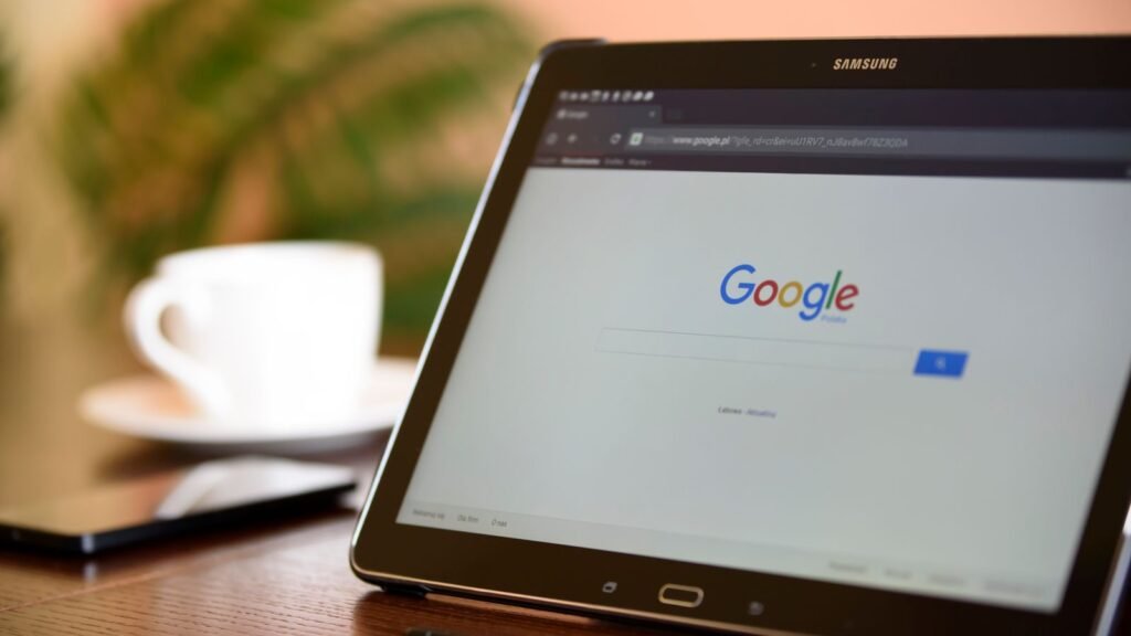 Googlen hakusivu tabletin näytöllä työpöydällä