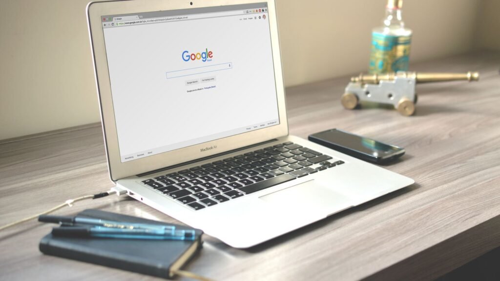 Googlen haku kannettavalla tietokoneella työpöydällä – mainonta vai hakukoneoptimointi