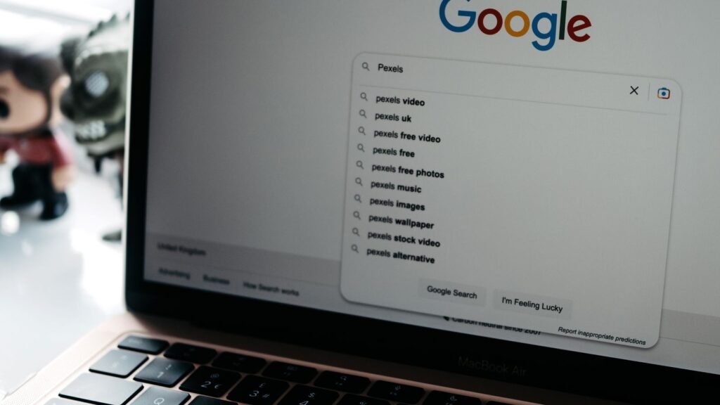 Googlen hakutulokset kannettavan tietokoneen näytöllä lähikuvassa