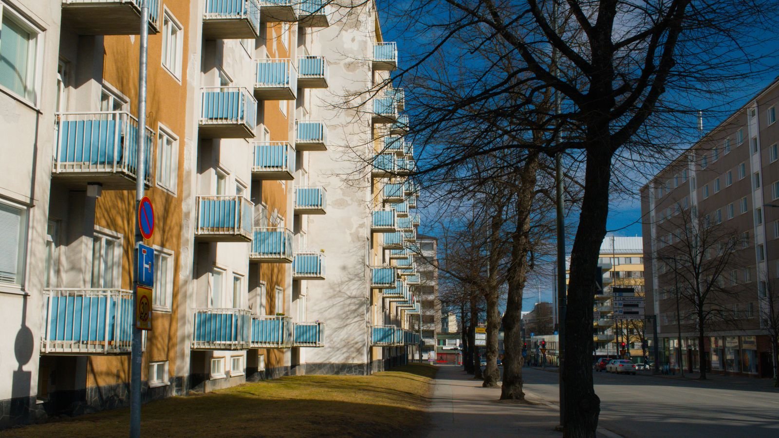 Tamperelainen katunäkymä kerrostaloineen ja puineen