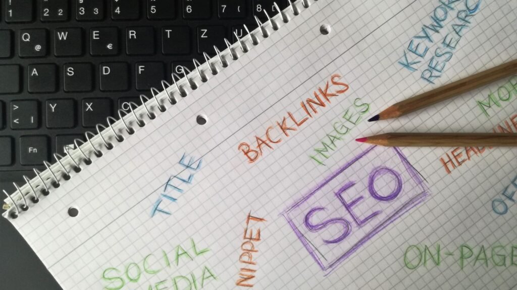 Hakukoneoptimoinnin suunnittelua muistivihkoon – Rank Math vai Yoast SEO