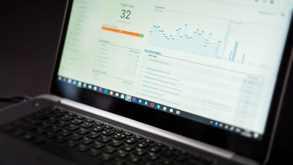 Hakusanojen sijoitusten seurantaa SEO-työkalulla kannettavalla tietokoneella