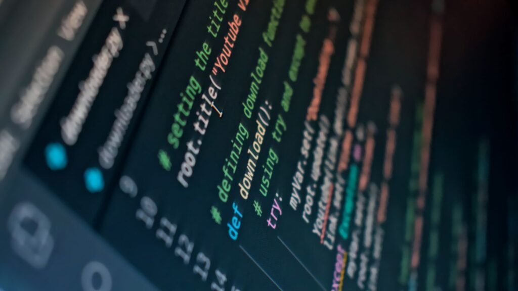 WordPress-päivitysten ja tietoturvakorjausten koodinäkymä näytöllä
