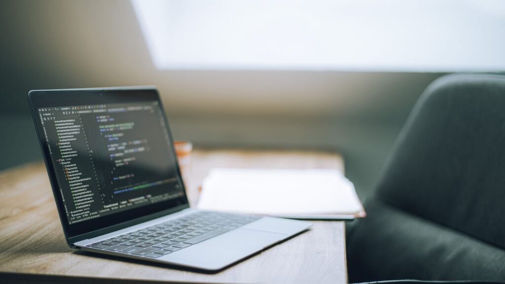 WordPress-sivuston rakentamista kannettavalla tietokoneella toimistossa