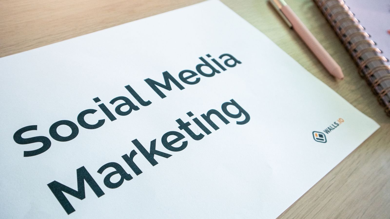 Paperi, jossa lukee Social Media Marketing, työpöydällä – Facebook-mainonnan ja Google Adsin suunnittelu