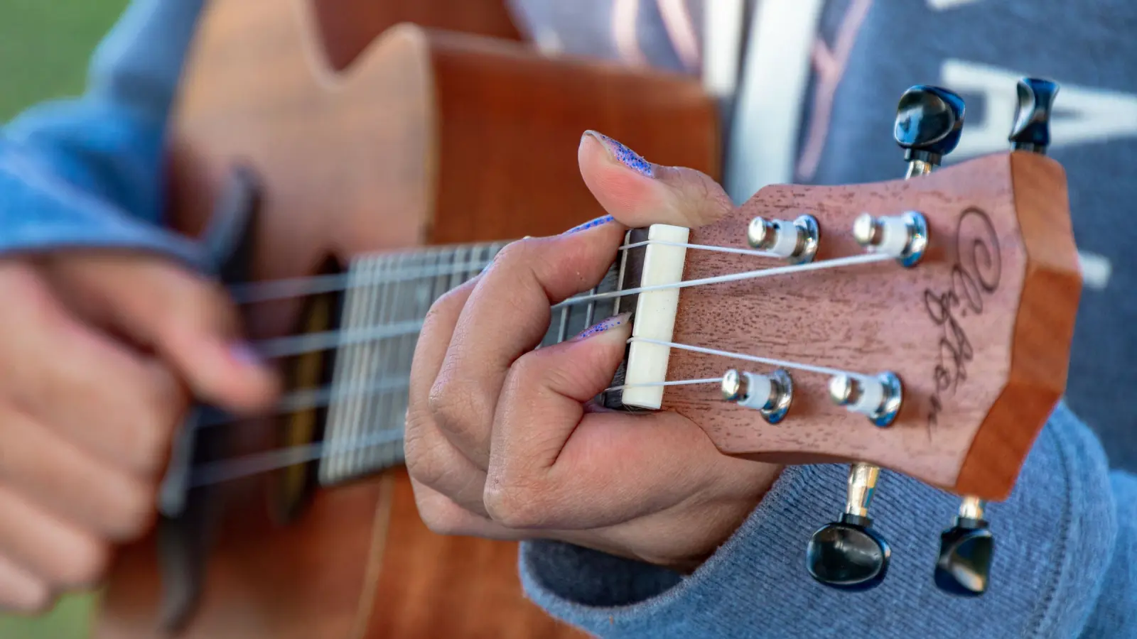 Ukulelen lapa ja kielet lähikuvassa