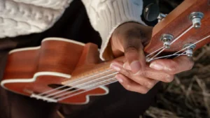 Ukulelen viritys virityskoneistoja kääntämällä