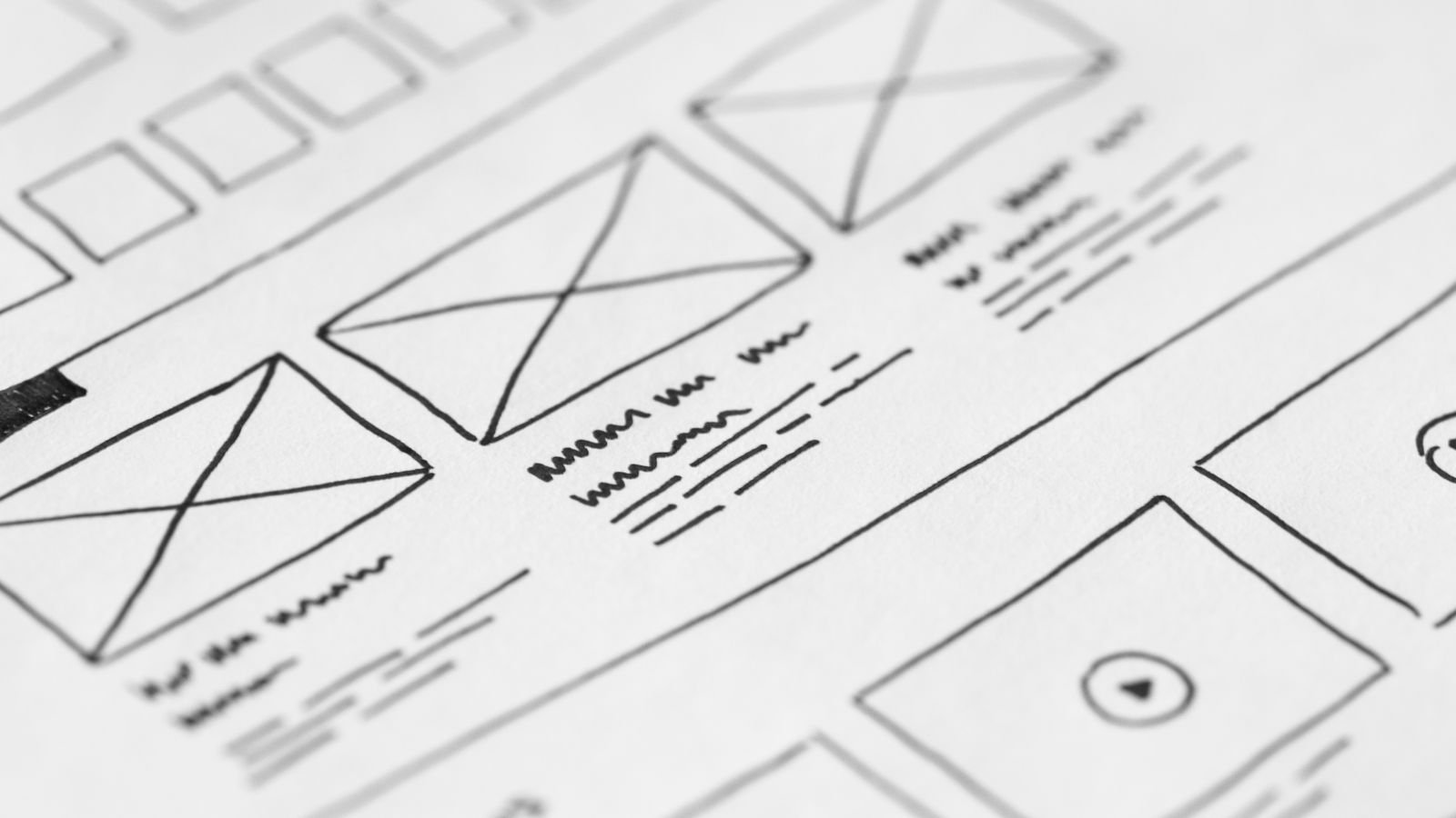 Käsin piirretty verkkosivun rautalankamalli – sivuston rakenne ennen Webflow- tai WordPress-toteutusta