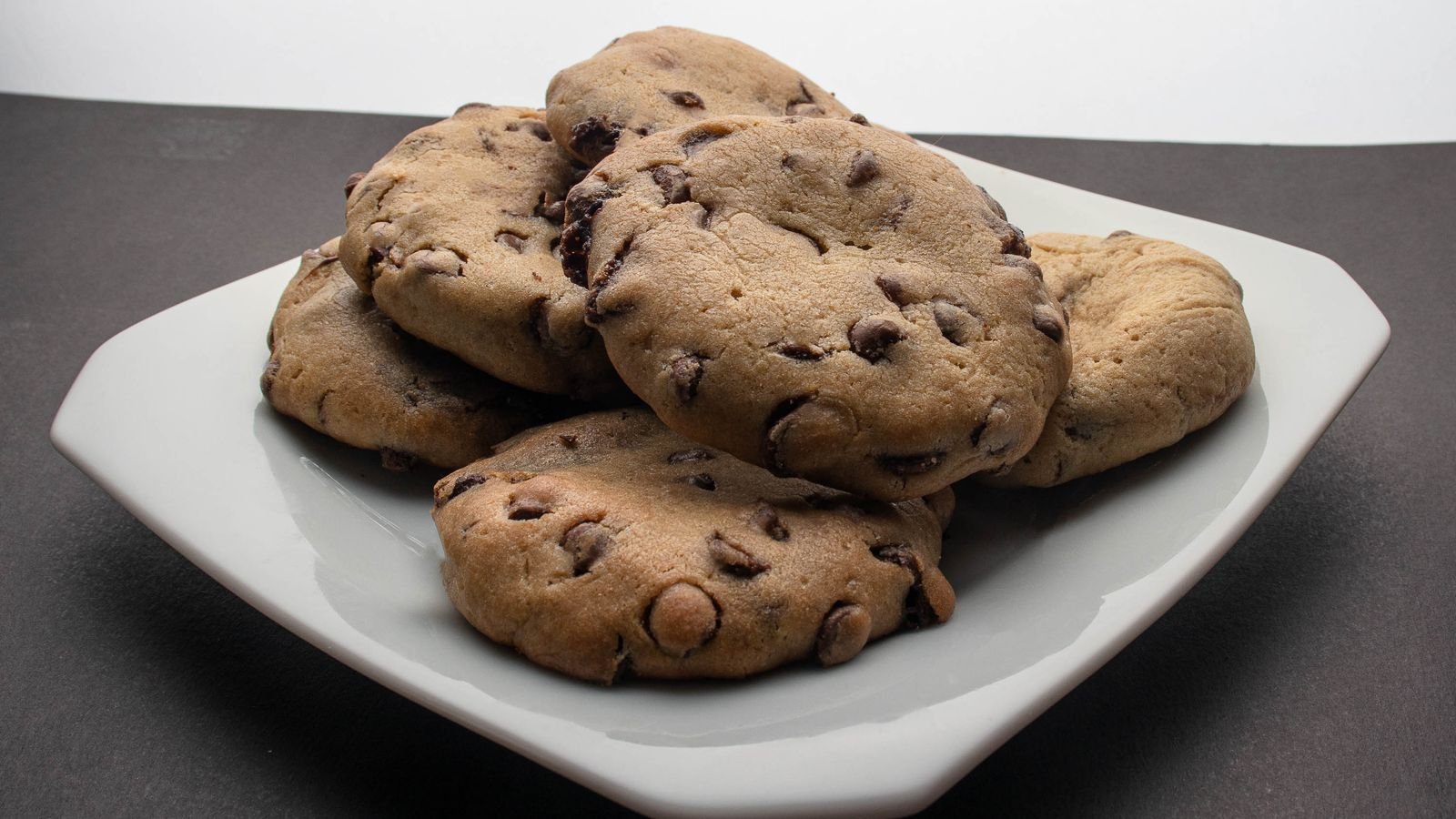 Suklaakeksejä valkoisella lautasella – evästeet eli cookies verkkosivuilla